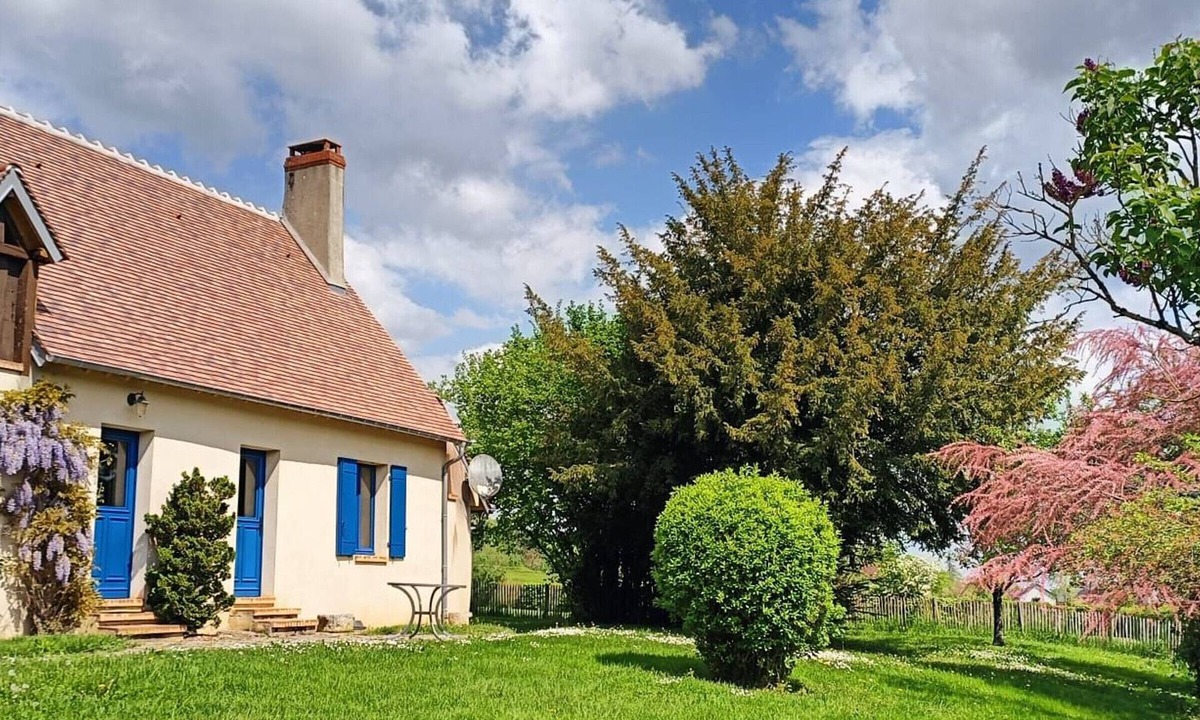 Sury-en-Vaux Cottage | Charming Cottage with Vineyard Views, WiFi, BBQ, and Bike Storage in Sury-en-Vaux