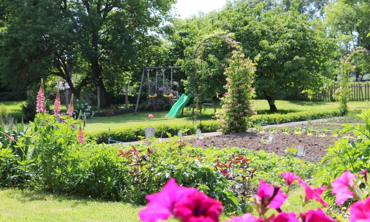 Saint-Blin Cottage | Charming Family Cottage with Garden, Terrace, and WiFi in Saint-Blin