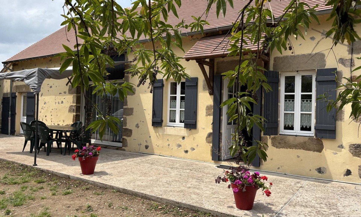 Bourbon-l'Archambault Cottage | Charming farmhouse with garden, pets allowed