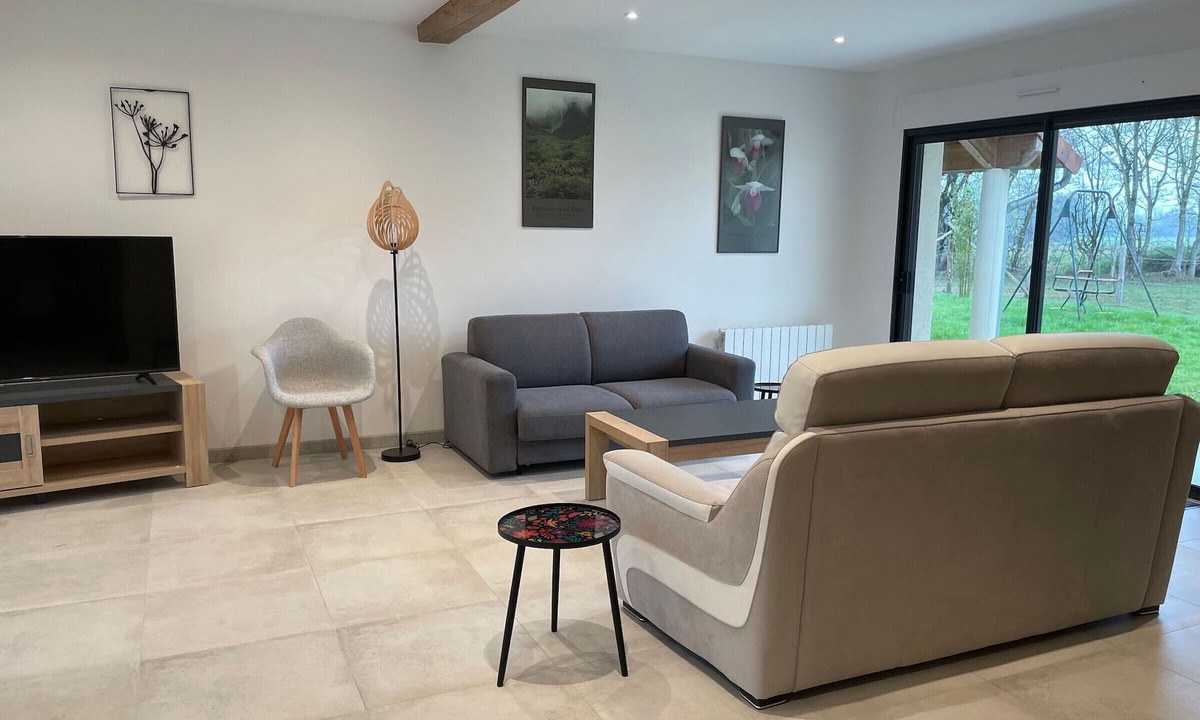 Saint-Georges-du-Rosay Cottage | Charming Cottage near Le Mans with Spacious Yard, Wood Stove, and Modern Amenities