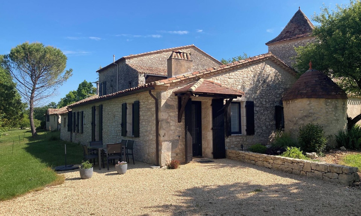 Monflanquin House | Charming gîte for 4 people with view of Monflanquin, swimming pool, peaceful setting