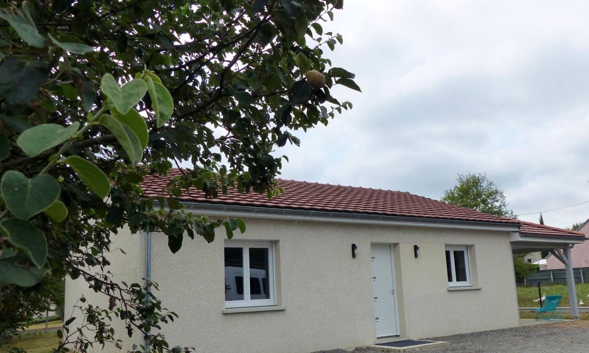Saint-Remy-en-Rollat Cottage | Charming house in Saint-Rémy-en-Rollat with terrace and pets allowed