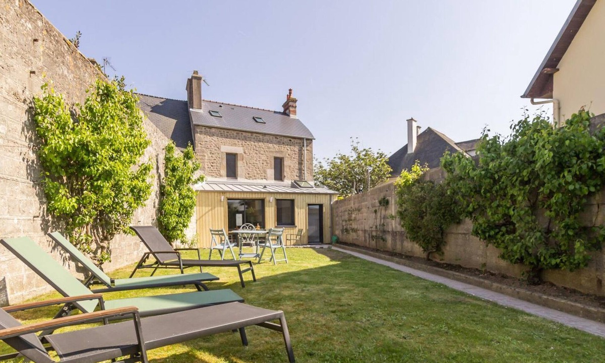 Gatteville-le-Phare Cottage | Charming house in Barfleur with enclosed garden