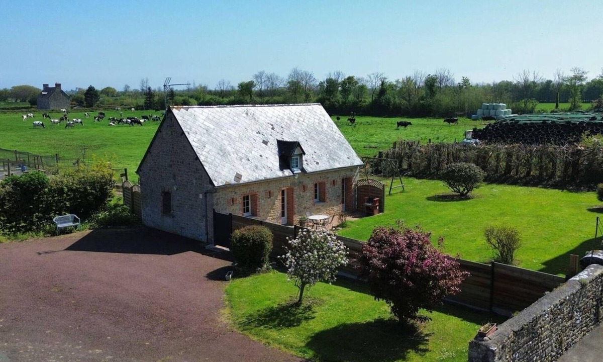 Saint-Marcouf Cottage | Charming House in Saint-Marcouf with Private Garden