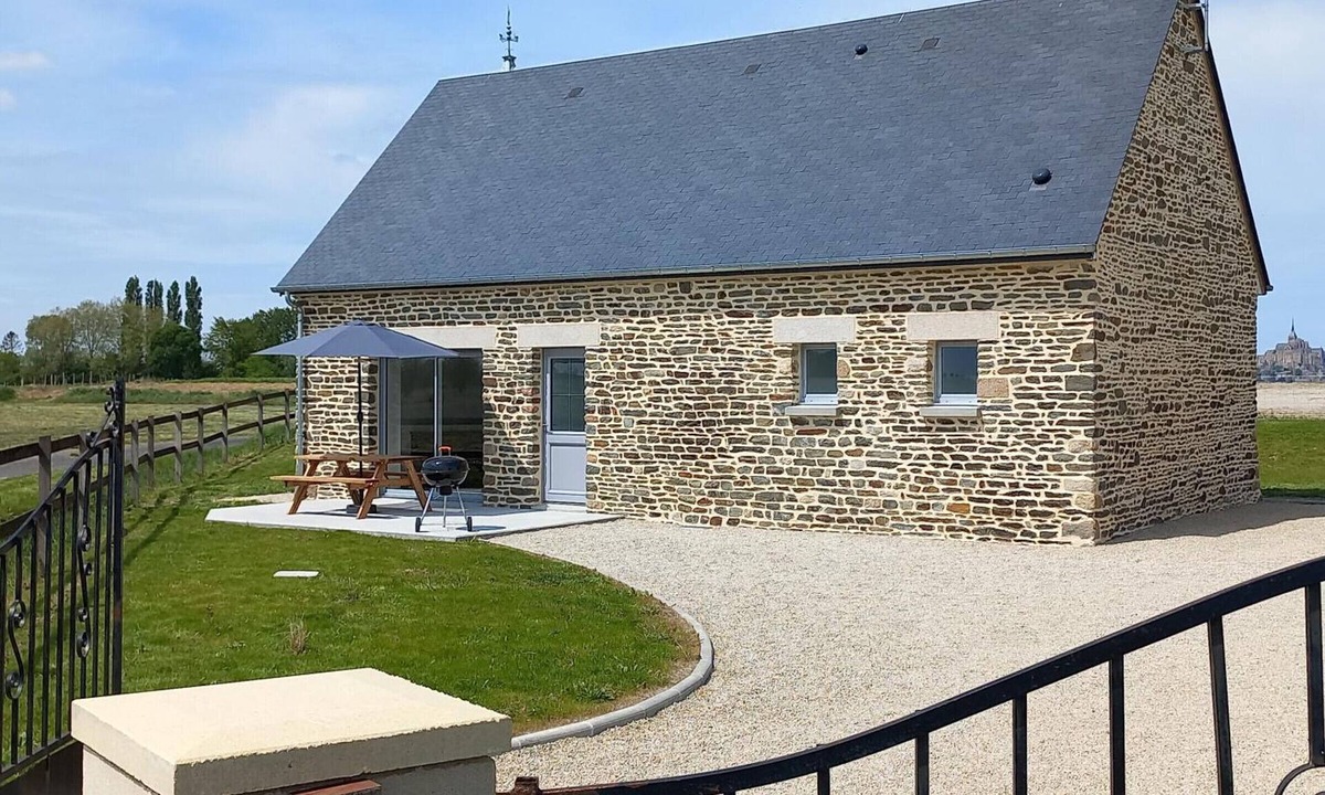 Pontorson Cottage | Charming house near Mont St-Michel, 3 bedrooms, enclosed garden