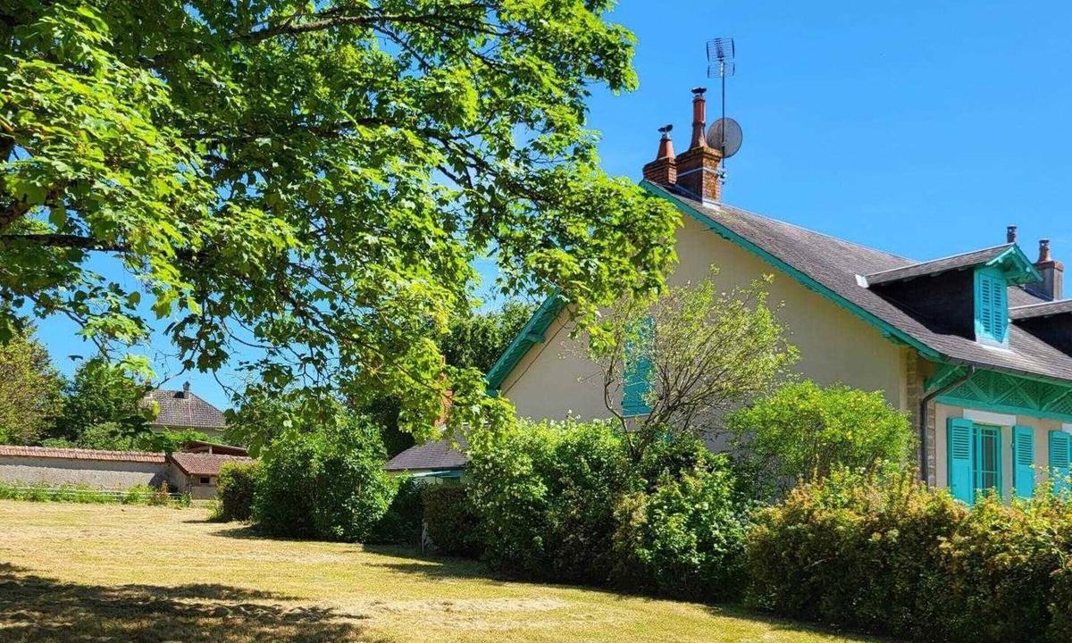 Lurcy-Levis Cottage | Charming house with large garden, in the heart of a village near Nevers