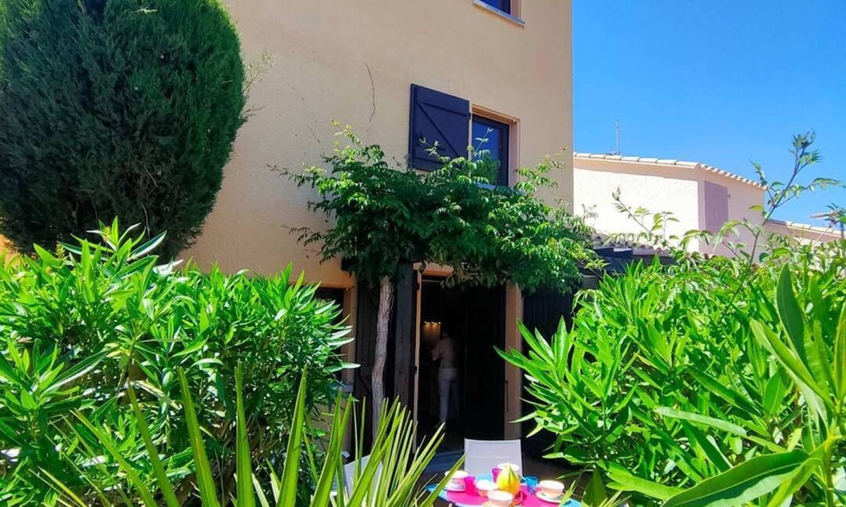 Les Arenes Apartment | Charming little house with lovely outdoor air conditionning parking