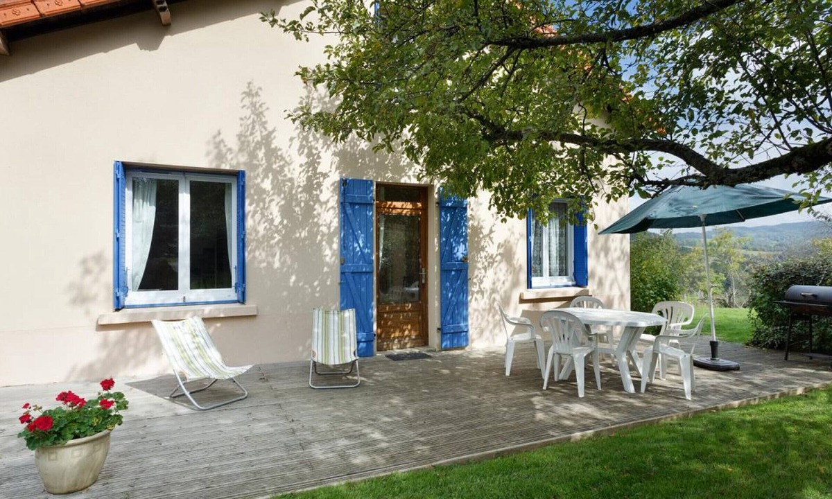 Ferrieres-sur-Sichon Cottage | Charming Mountain Cottage, Pets Allowed