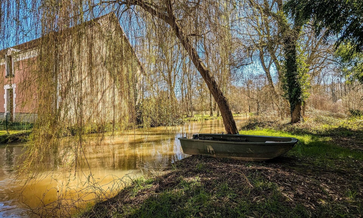 Parpecay Cottage | Charming Mill Retreat in Berry: Riverfront, Sleeps 12, Near Castles & Zoo