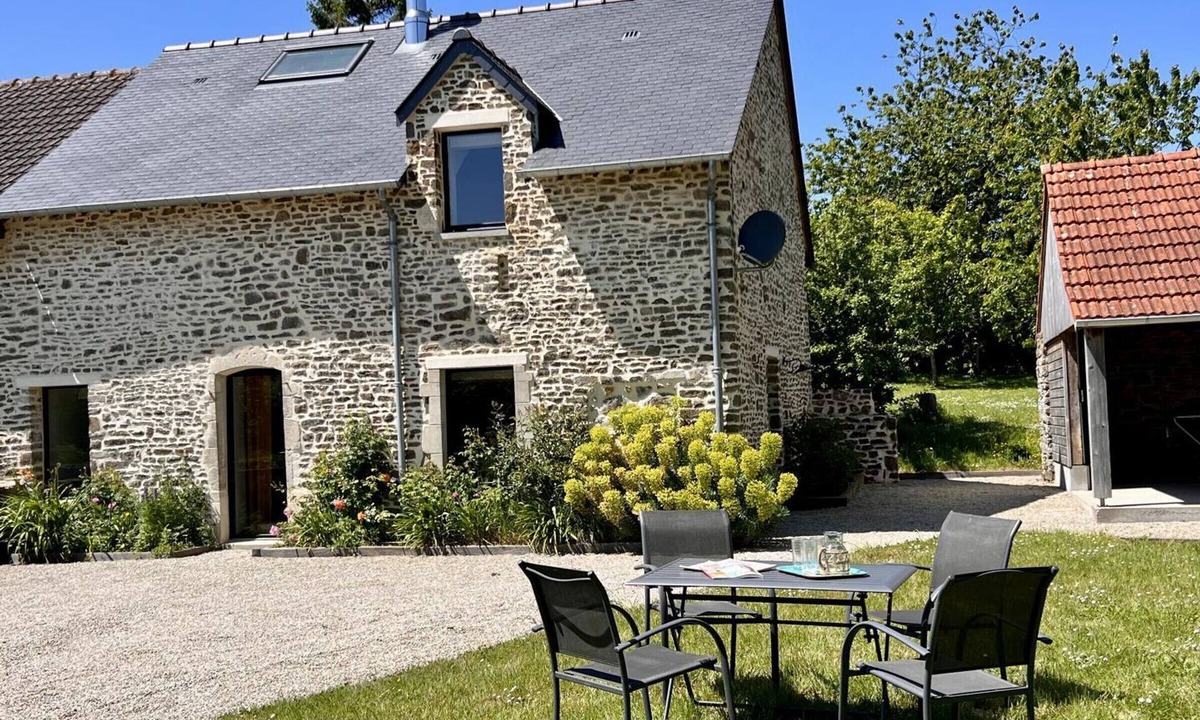 Canville-la-Rocque Cottage | Charming Norman house with garden near beaches