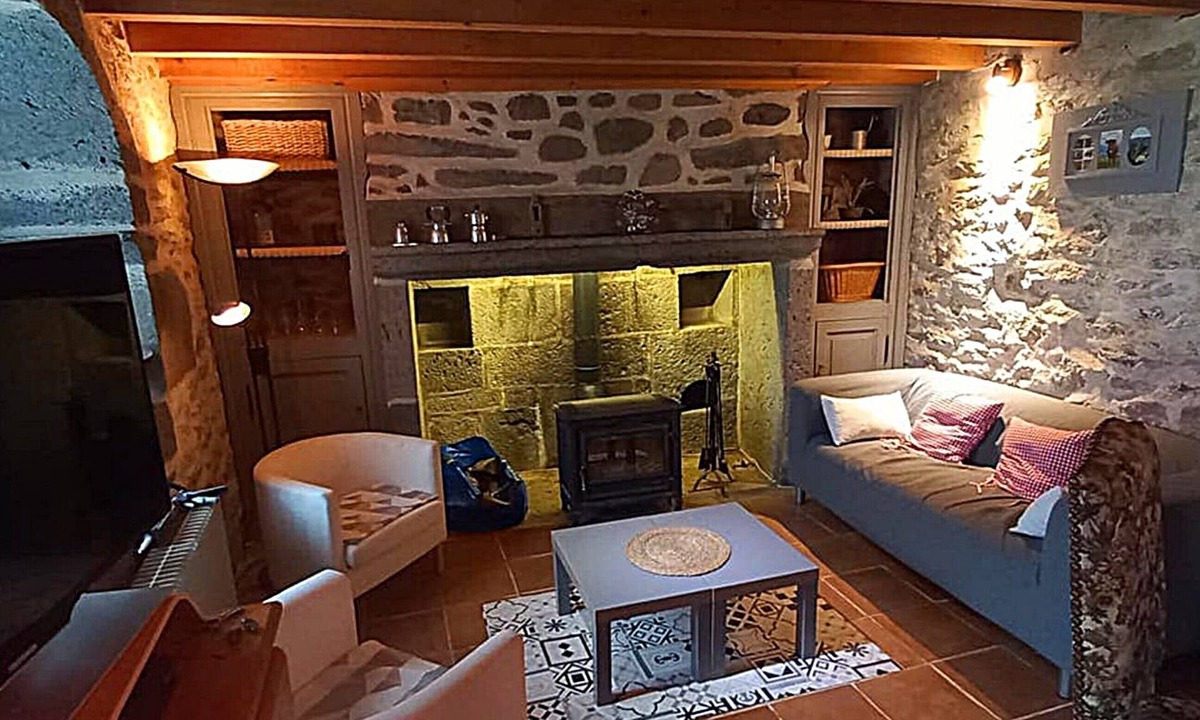 Laurie House | Charming Oliabou Gîte - Mountain View, Private Terrace & Wi-Fi