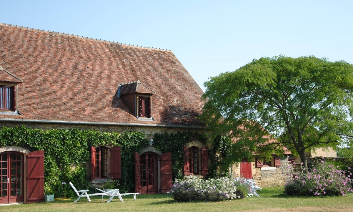 Vereaux House | Charming rustic farmhouse in the countryside with tennis court and swimming pool