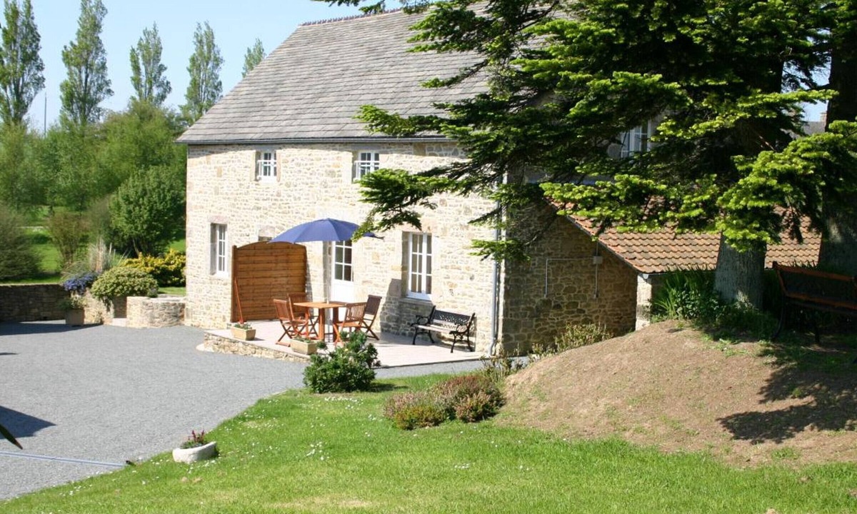 Clitourps Cottage | Charming stone house with garden near Barfleur