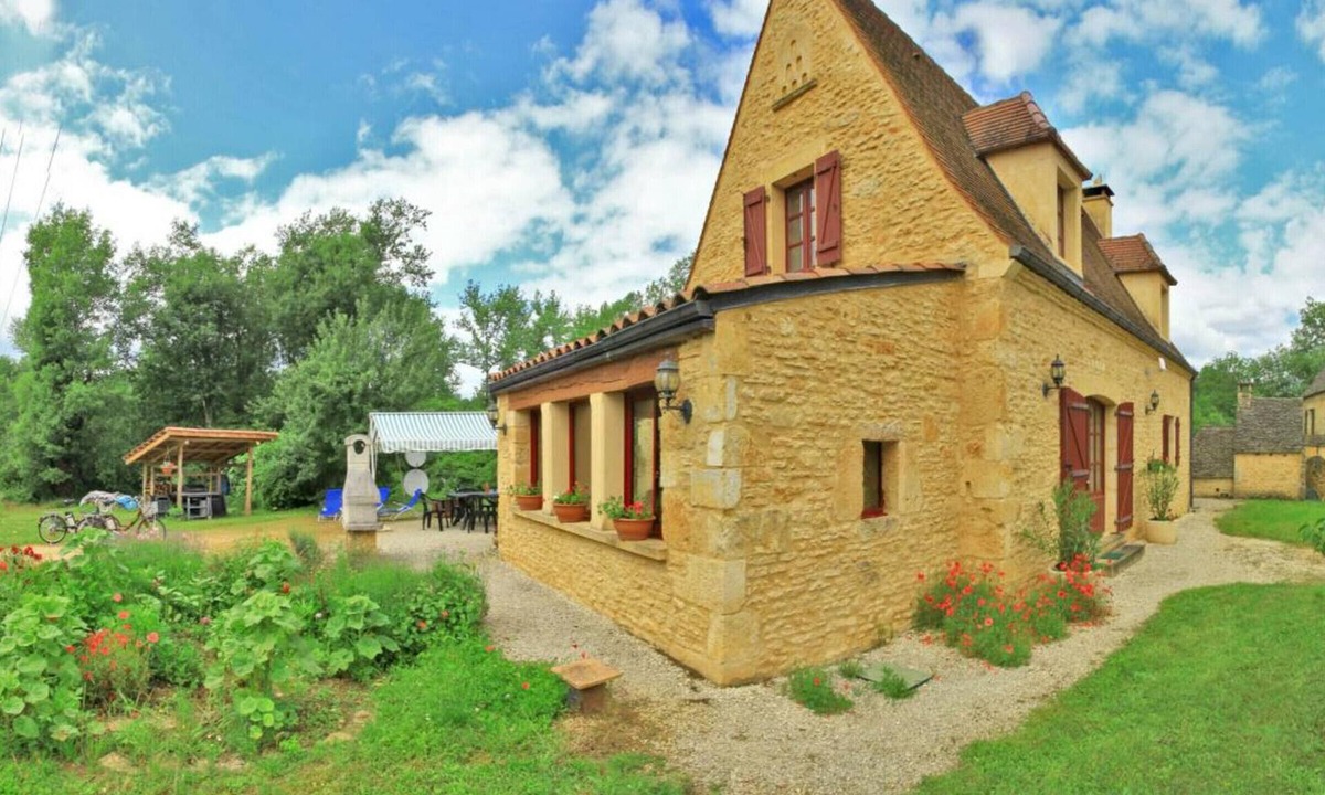 Proissans Cottage | Charming stone house near Sarlat with garden, pets allowed