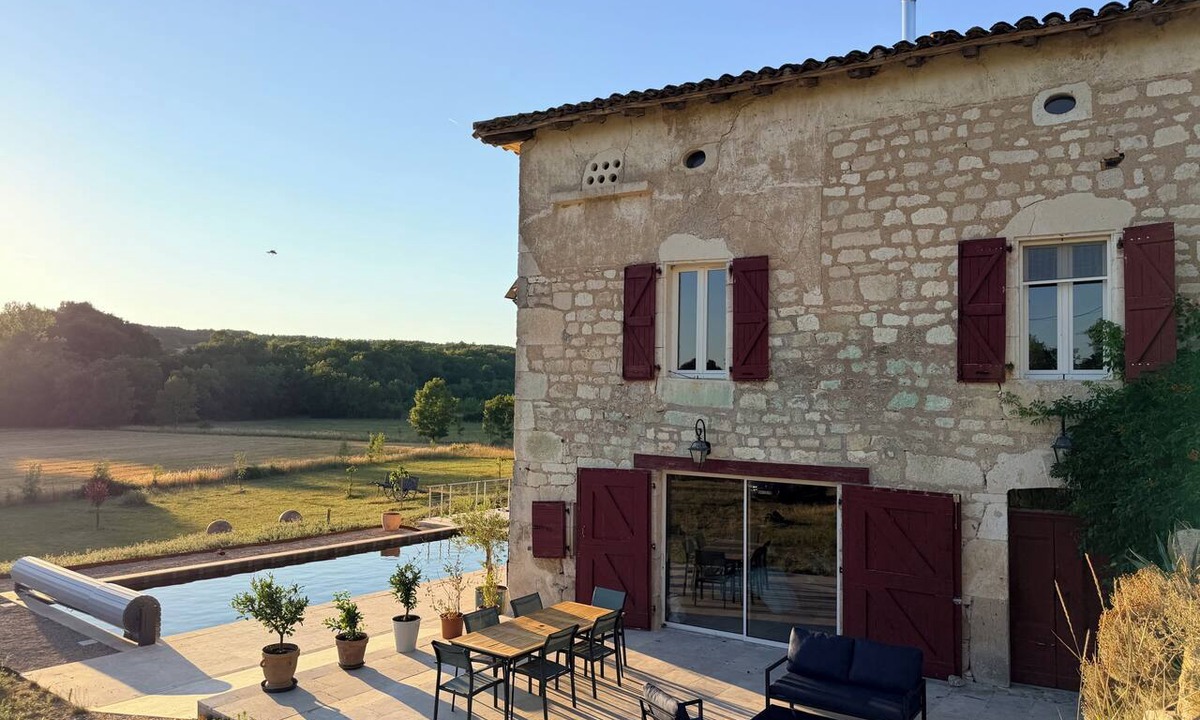 Le Verdier House | Charming vacation rental for 6 people, with a pool and hot tub.