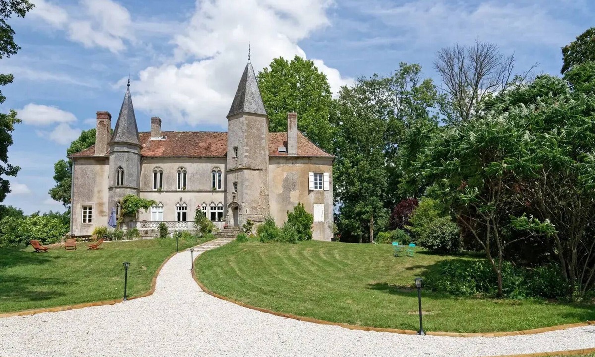 Saint-Forgeot Apartment | Château de Millery, Studio Closer to the Stars