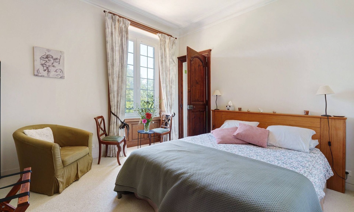 Saint-Mars-du-Desert Bed & Breakfast | Château du Perray – Princess Room with Park View and Shared Pool