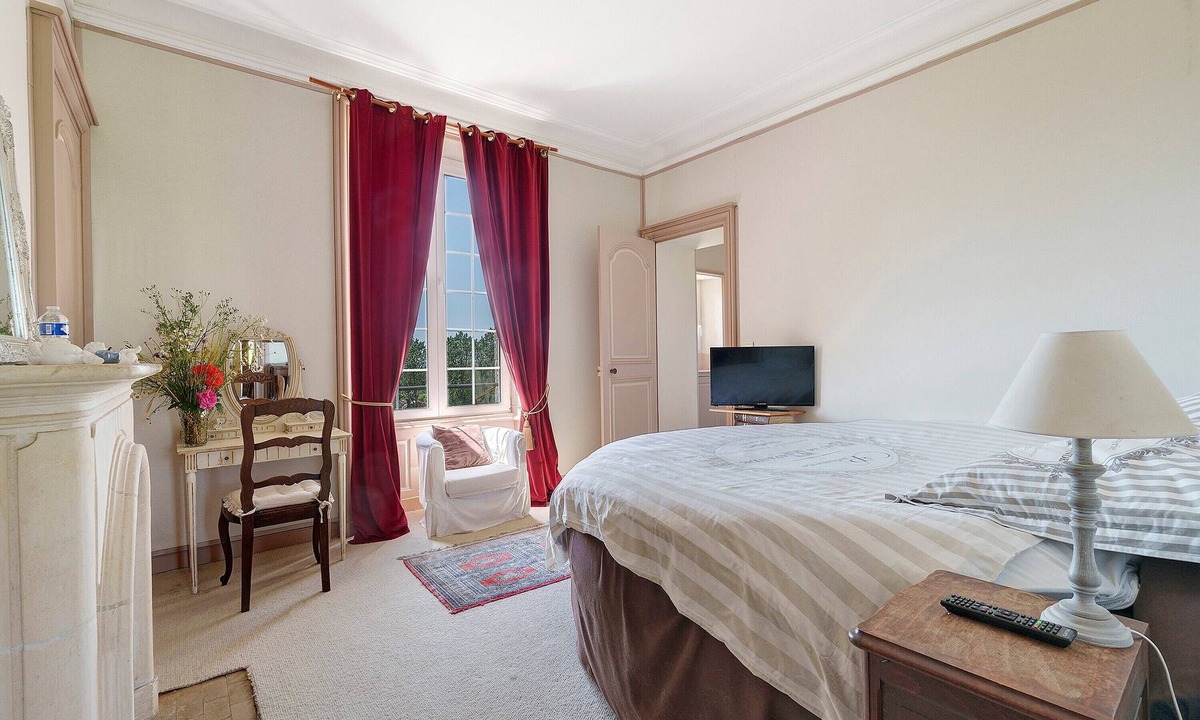 Saint-Mars-du-Desert Bed & Breakfast | Château du Perray - Queen Room - Round Bed with Shared Pool