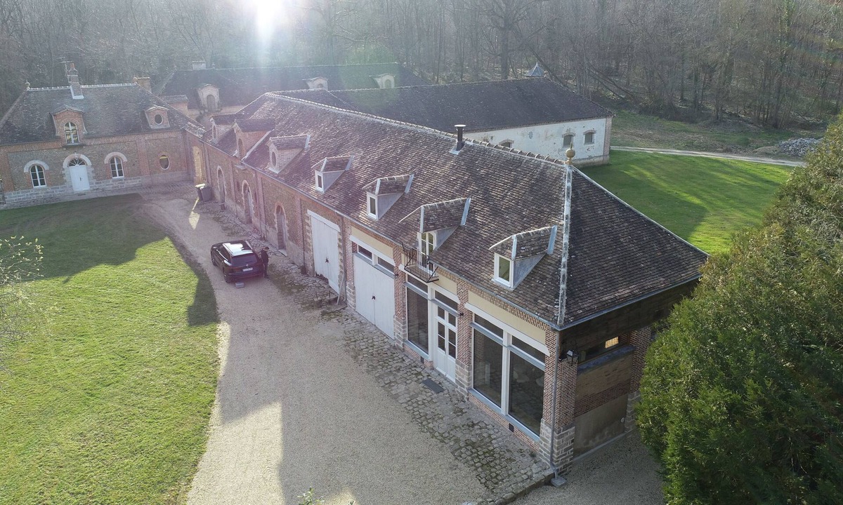 Voulx House | Chateau outbuildings next to a golf course in the Gâtinais en Brie region