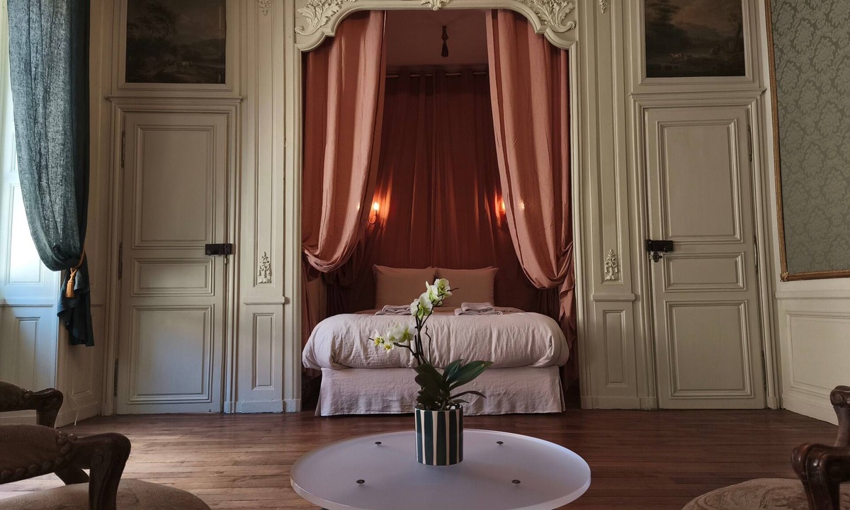 Saint-Amand-Montrond Bed & Breakfast | Chez Diane - Orion: Family Suite with Alcove and Boudoir