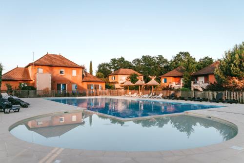 Prayssac Apartment | Chez domi piscine résidence claire rive