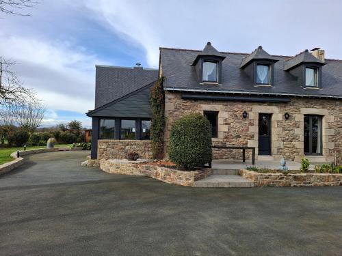 Plenee-Jugon House | Chez Marie-Céline - Maison avec jacuzzi à 20 min du Val André