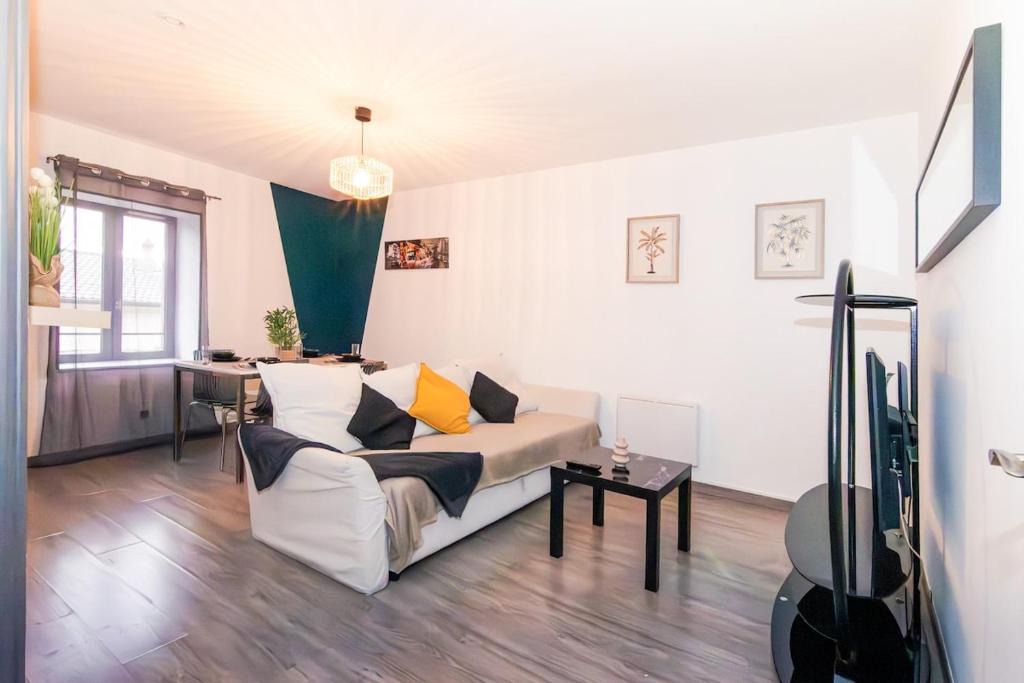 Bourgoin-Jallieu Apartment | Chic Stopover L'Olivier City Center & Flavors