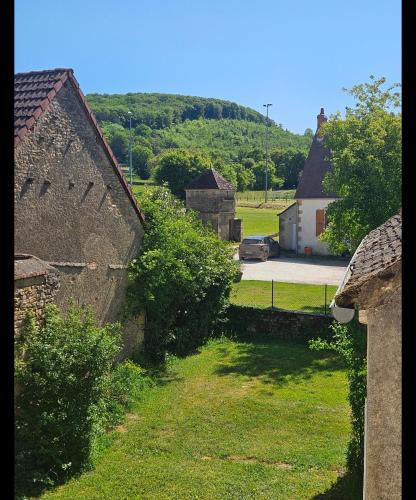 Chateauneuf-Val-de-Bargis Apartment | Church View Apartments