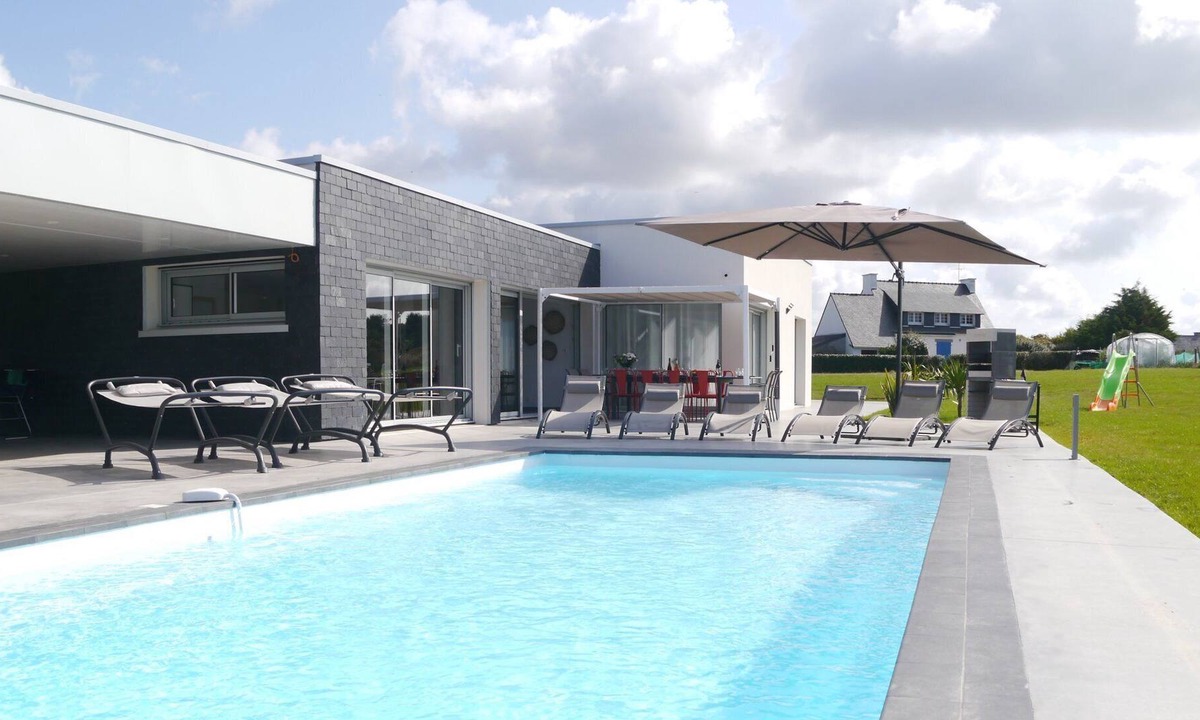 Tregunc Villa | Close to the beach, modern house with large pool and sea views + Wi-Fi