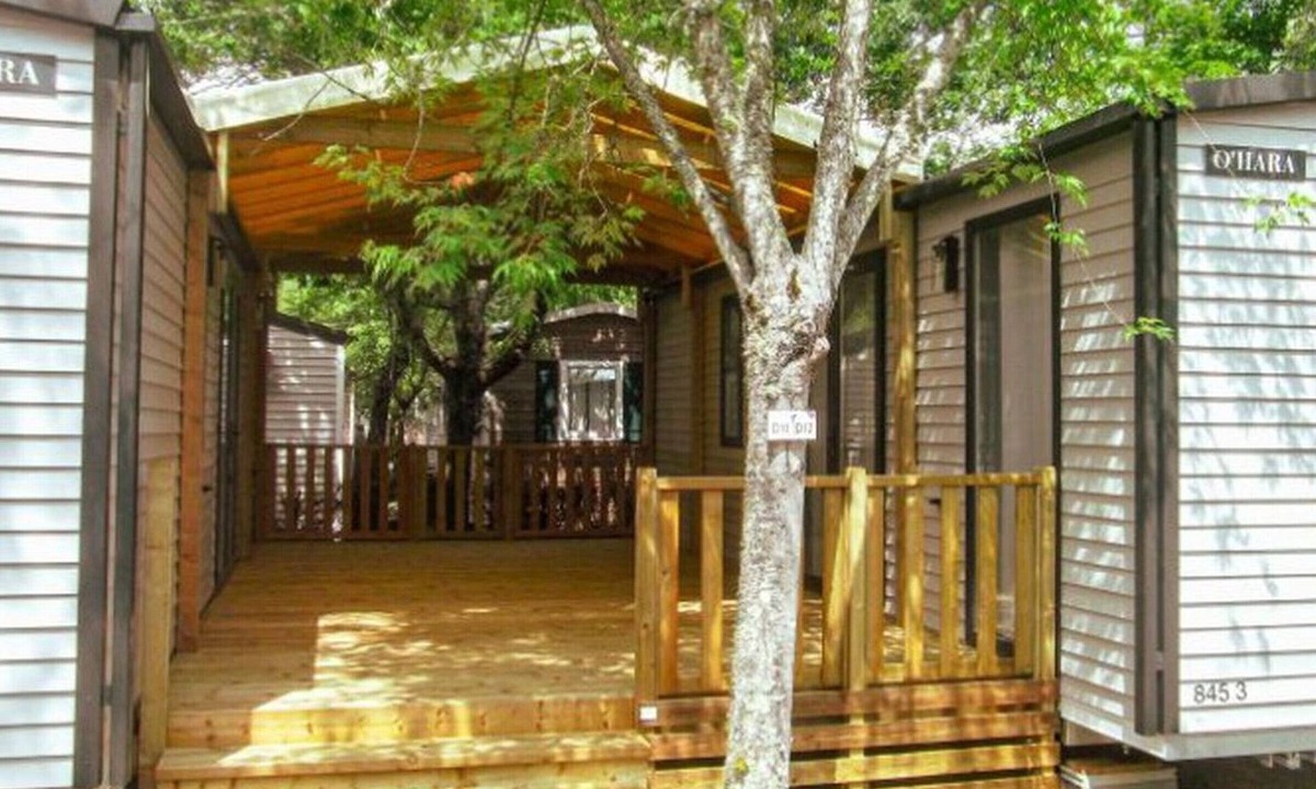 Mezos House | Comfort for 12: Dual Mobile Homes with Terrace