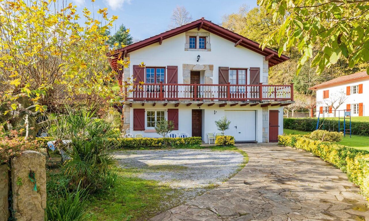 Saint-Pee-sur-Nivelle Apartment | Comfortable Apartment Near the Spanish Border