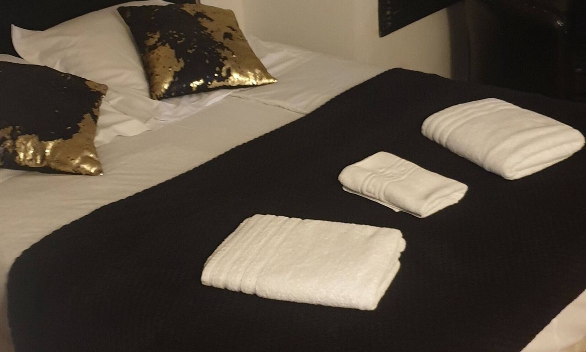 Colombiers Bed & Breakfast | Comfortable rooms in a 16th-century building in the town center.