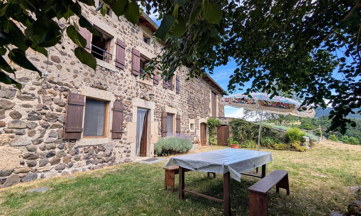 Rosieres Cottage | Comfortable family home, pets allowed, on-site parking