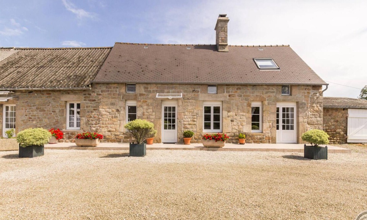 Gatteville-le-Phare Cottage | Comfortable Normandy House with Terrace and Private Parking in Gatteville