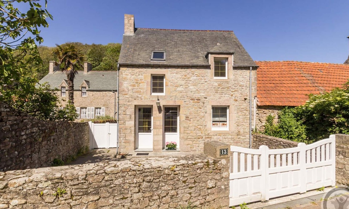 Omonville-la-Rogue Cottage | Comfortable house in Omonville la Rogue with private courtyard, near the harbor