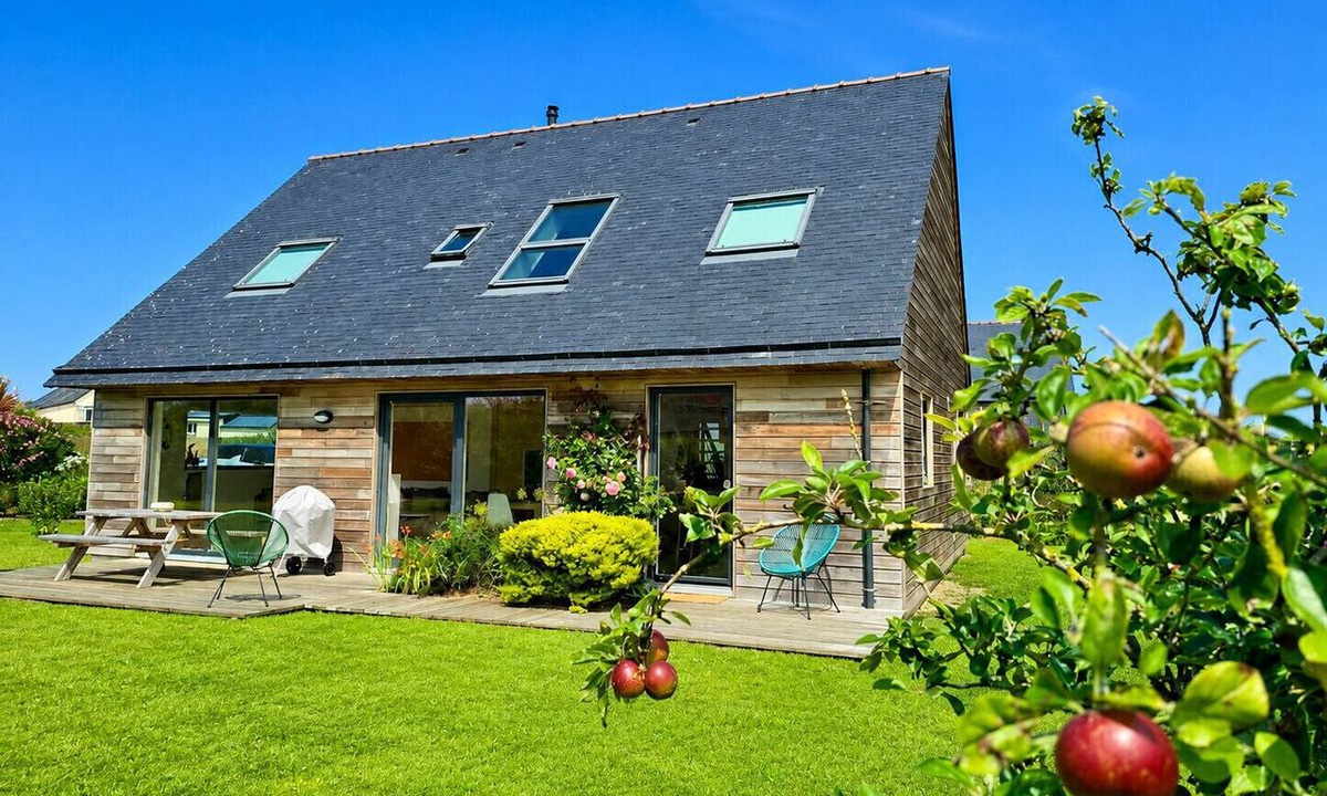Landeda House | Comfortable house 5 minutes walk from Ste Marguerite beach and GR 34 trails