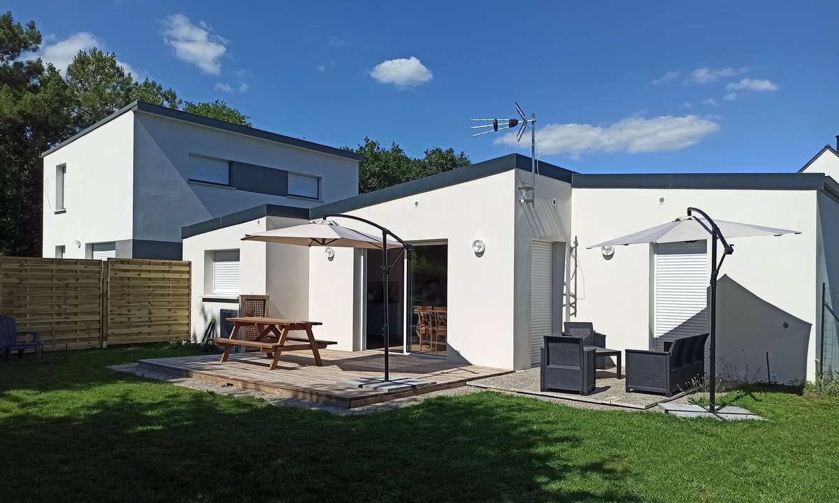 Surzur House | comfortable house on the ground floor, terrace, 15 minutes from the beaches, pets allowed