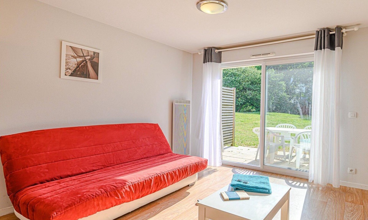 Plescop Apartment | Comfortable House Stay for 6 in Plescop