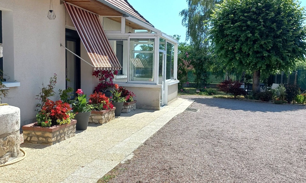 Boulleret House | Comfortable renovated family home on wooded grounds & private parking