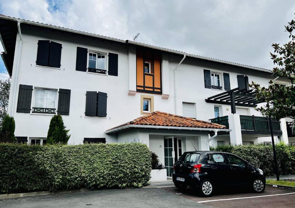 Cambo-les-Bains Apartment | Confortable T2 à Cambo-Les-Bains avec Terrasse et Parking - FR-1-495-87