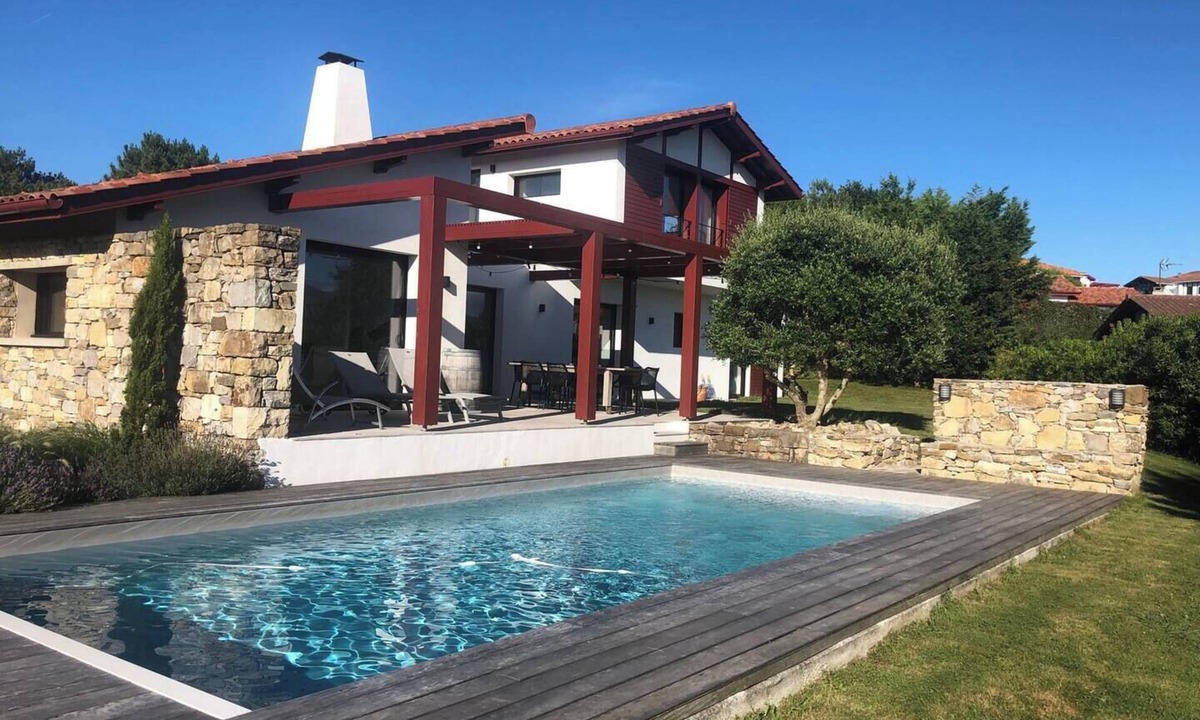 Saint-Jean-de-Luz House | Contemporary Basque house, swimming pool and fronton