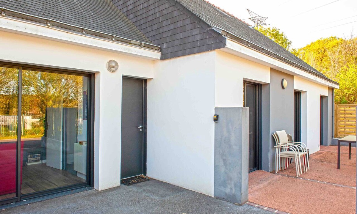 Brech House | Contemporary Holiday Home with Shared Terrace