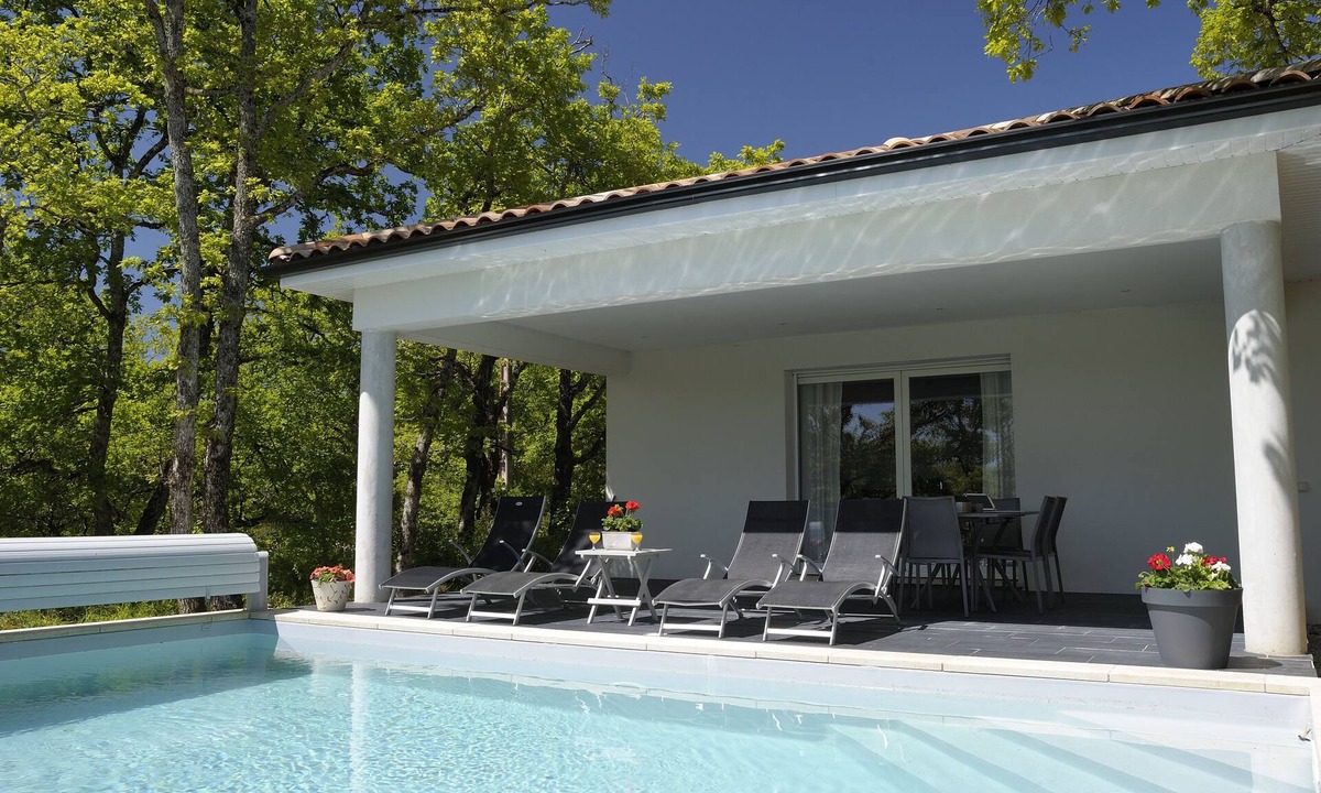 Luzech House | Contemporary home with heated pool