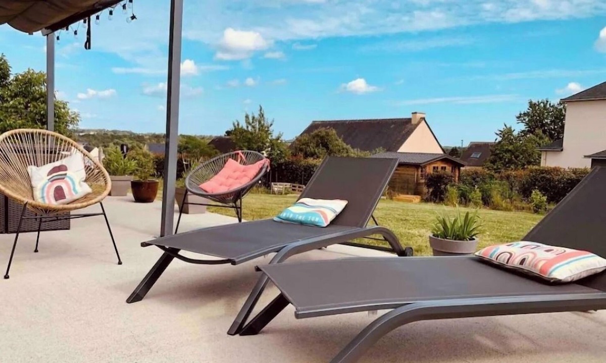 Guenin House | Contemporary house 35 minutes from beaches