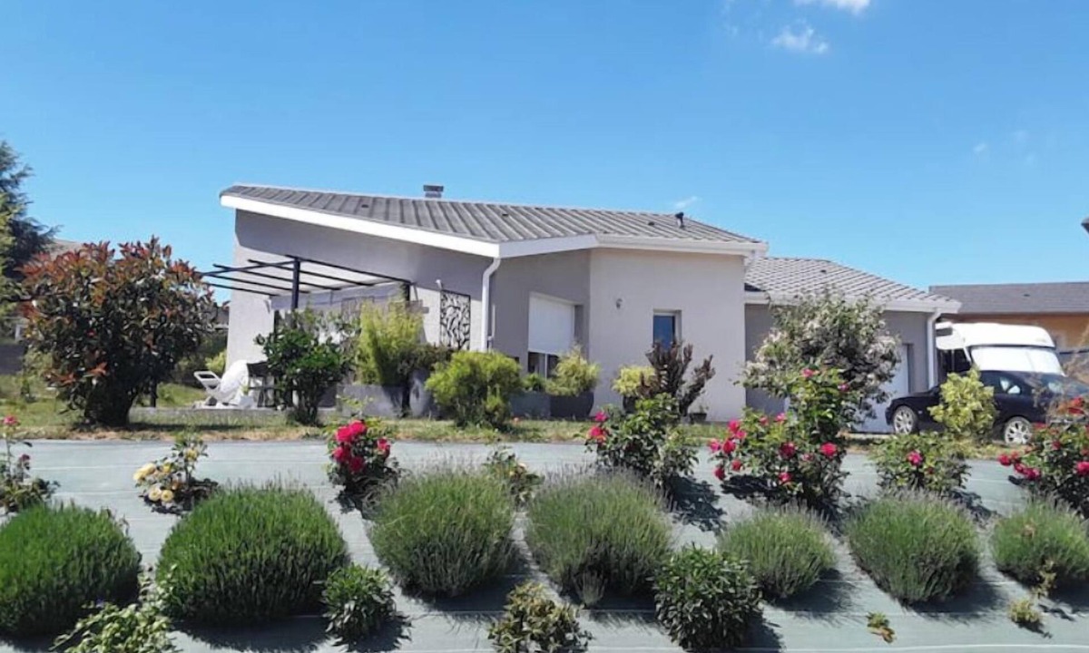Yssingeaux House | Contemporary house in quiet country setting, residential.