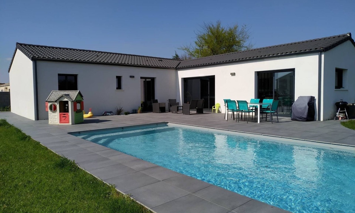Tonnay-Charente House | Contemporary villa with heated pool and air-conditioned living room