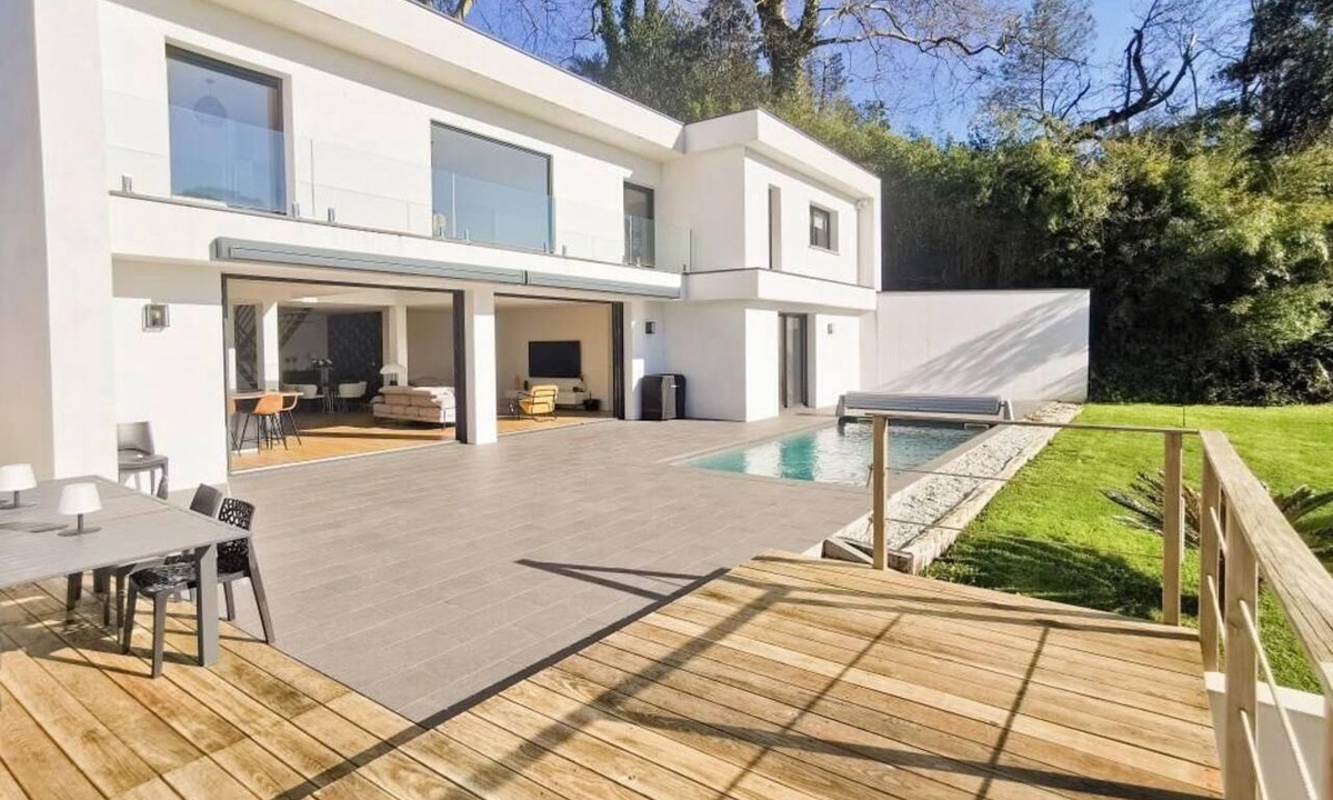 Bayonne House | Contemporary villa with a pool in Bayonne, set in lush greenery