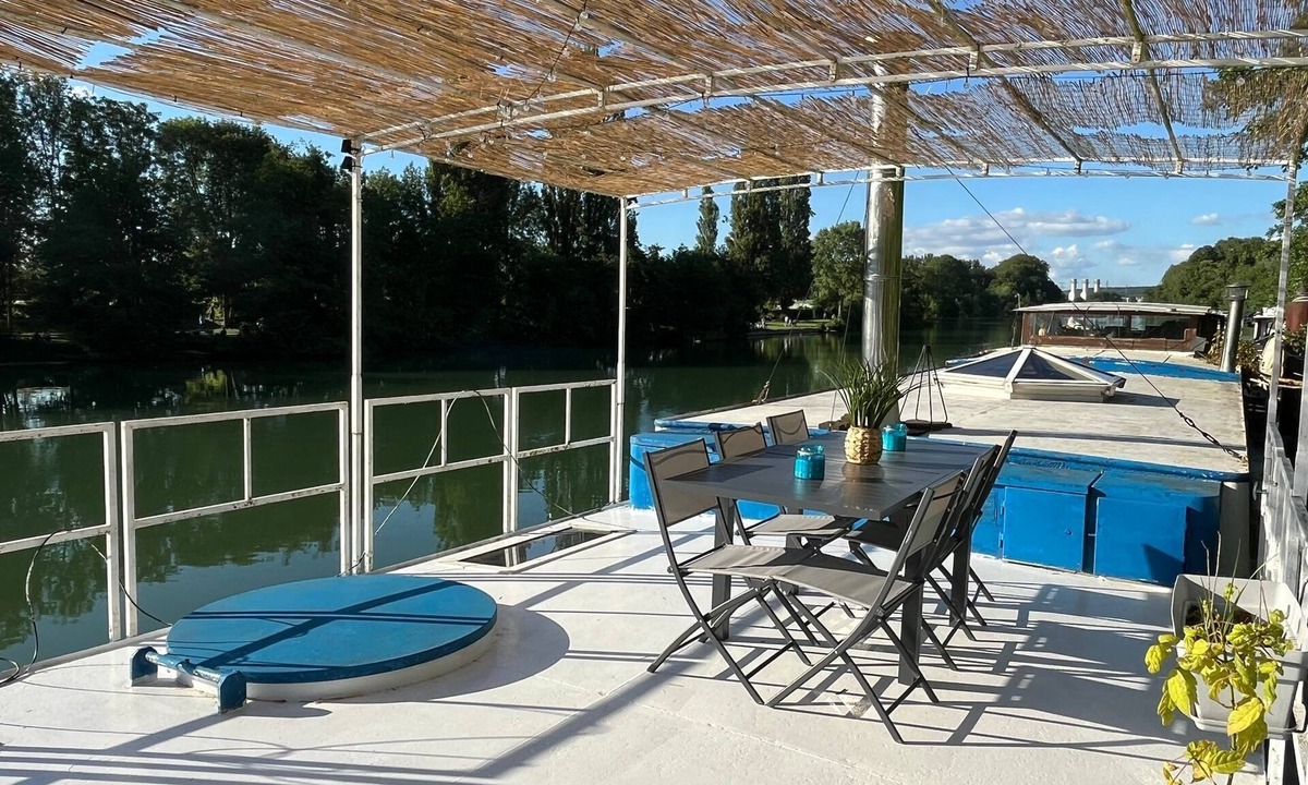 Torcy Boat Rental | Cosy and convivial houseboat