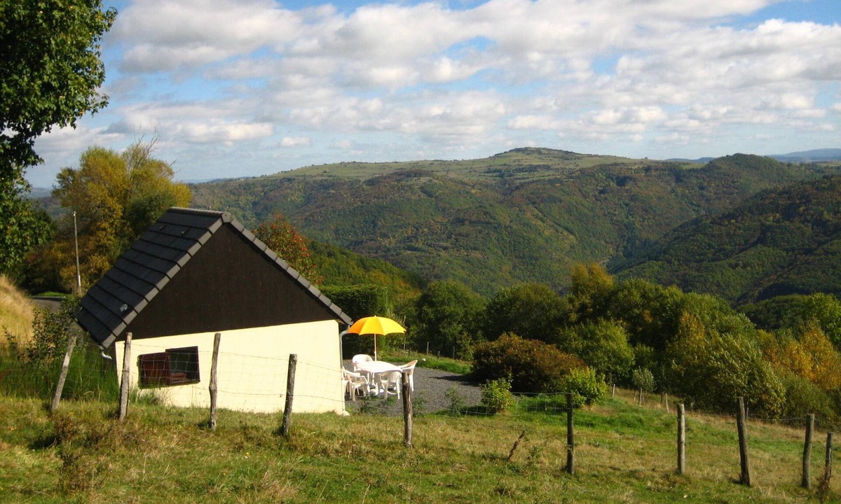 Joursac Ski Chalet | Cosy chalet in a quiet location, with breathtaking mountain views. Pets welcome!