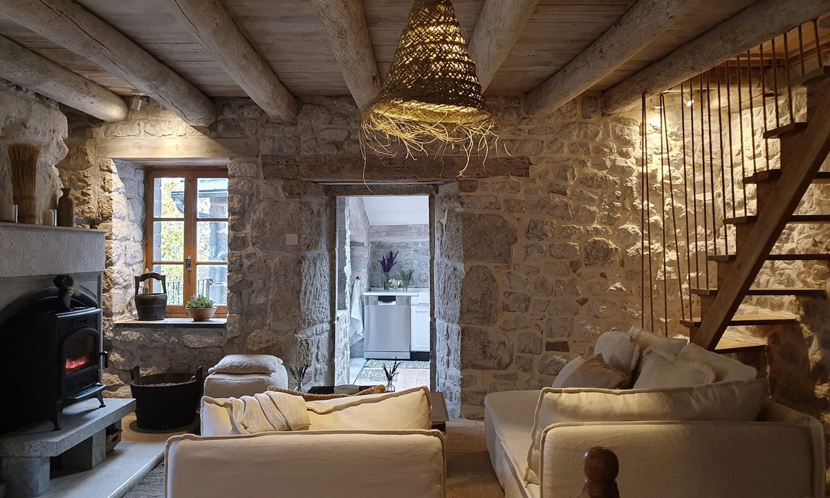 Les Monts-Verts Ski Chalet | Cosy Country Cottage with Fireplaces, Balcony and Garden
